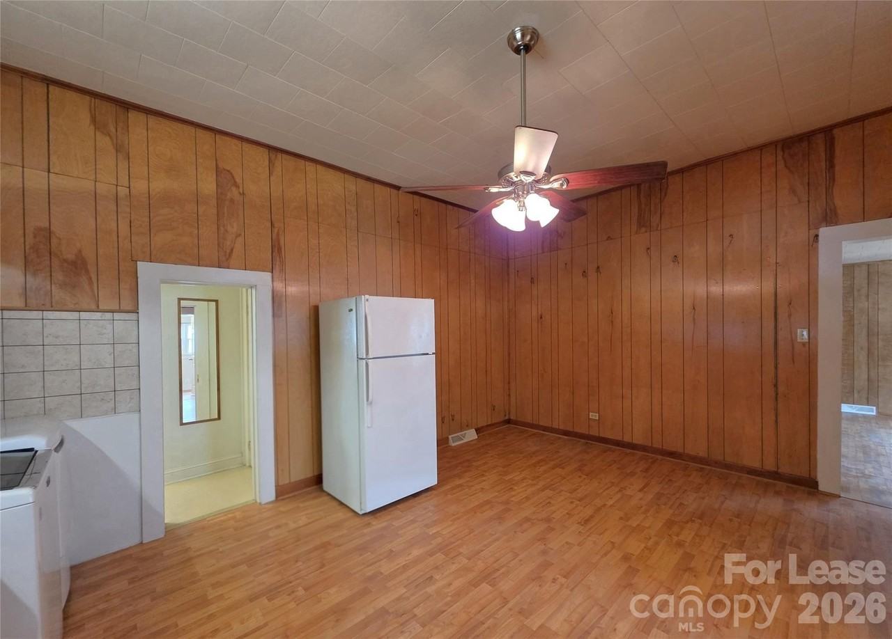 215 College St - Photo 6 of 15