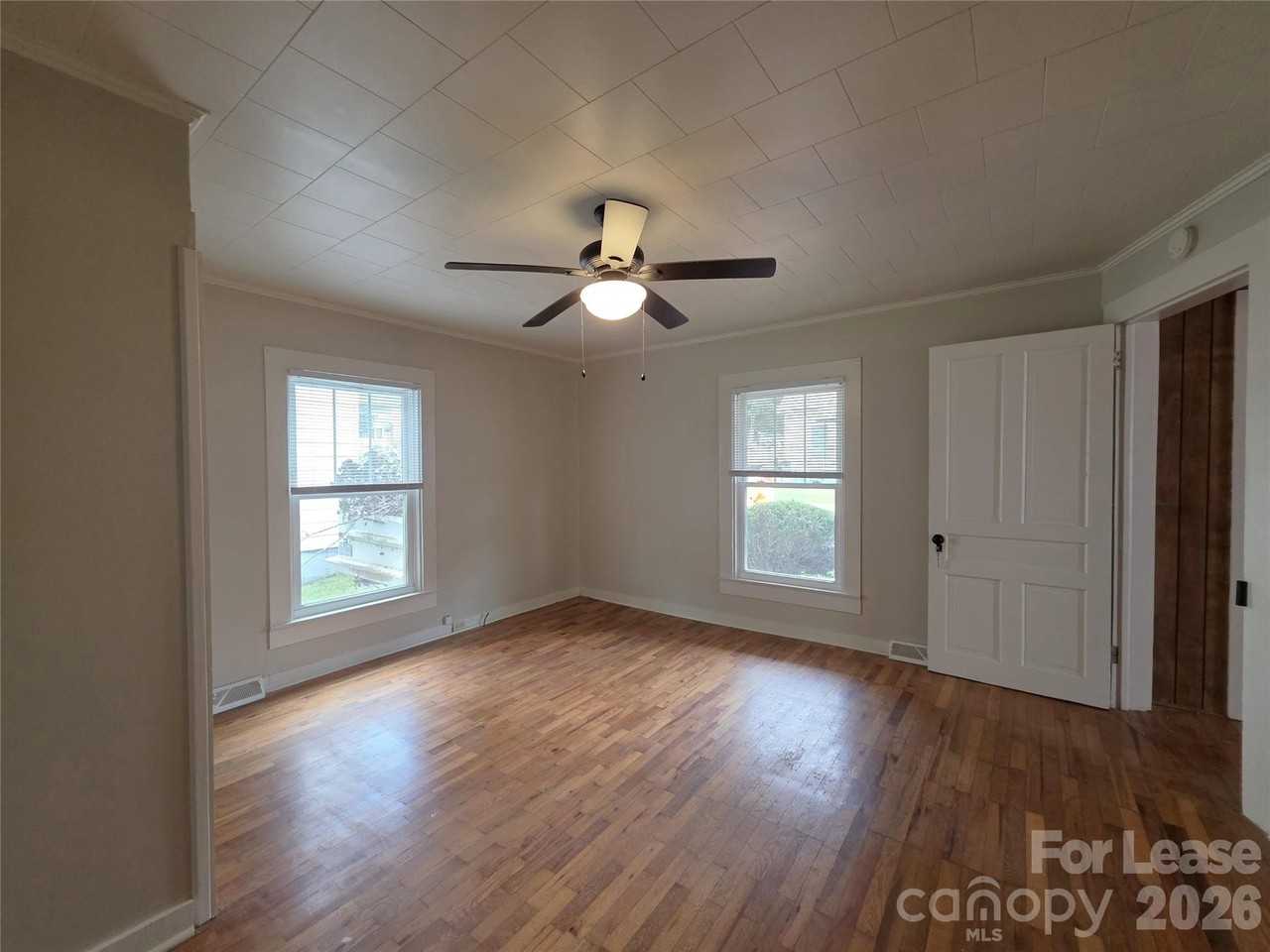 215 College St - Photo 7 of 15
