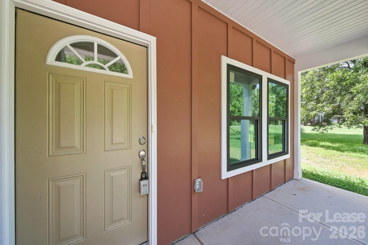 1533 S Battleground Ave - Photo 3 of 30