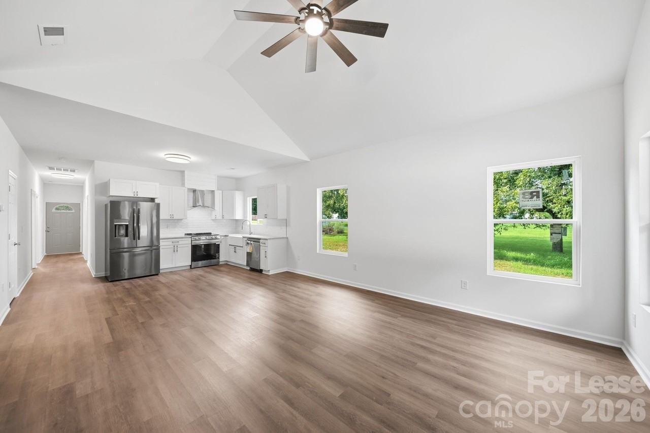 1533 S Battleground Ave - Photo 4 of 30