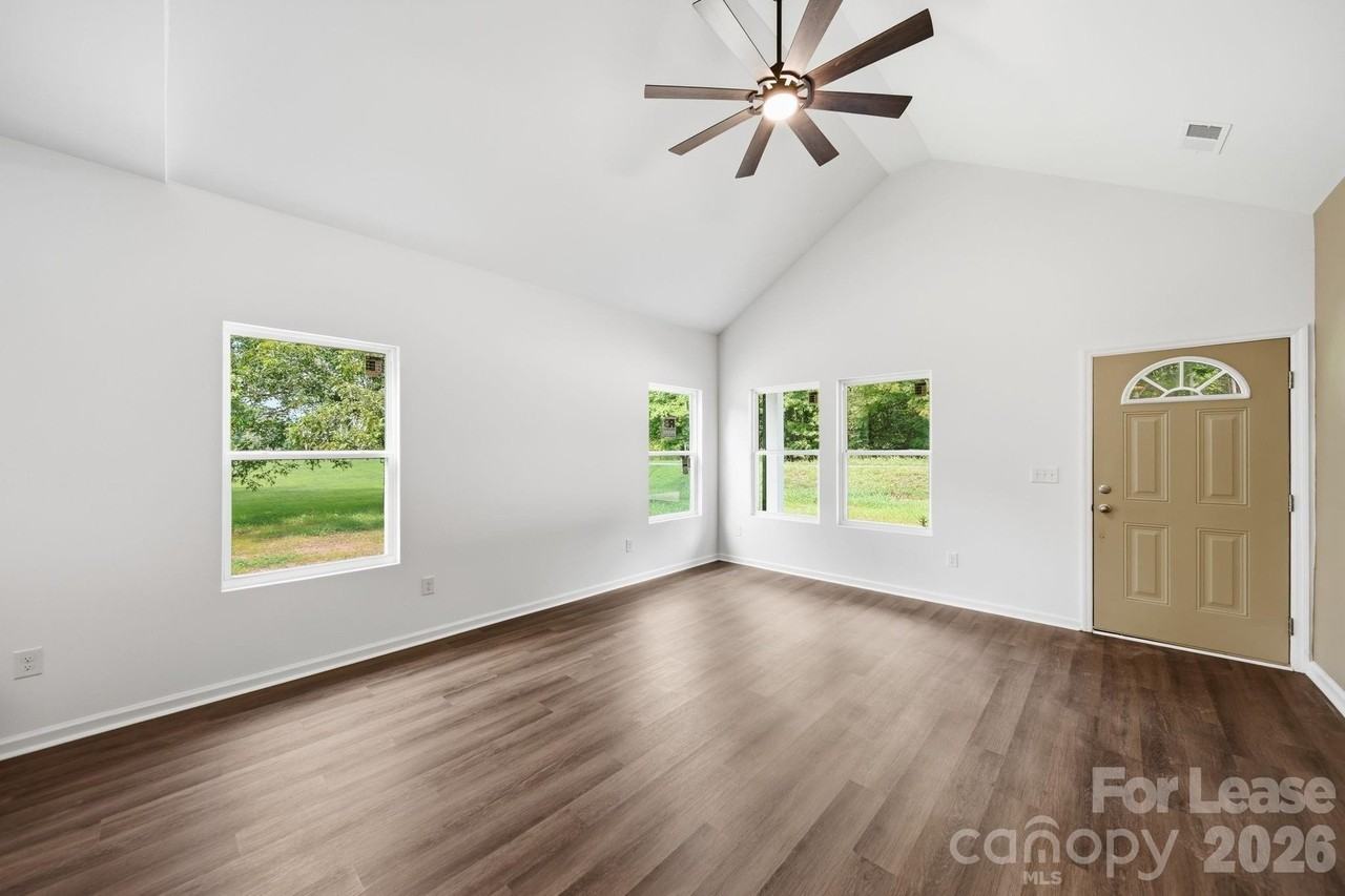 1533 S Battleground Ave - Photo 5 of 30
