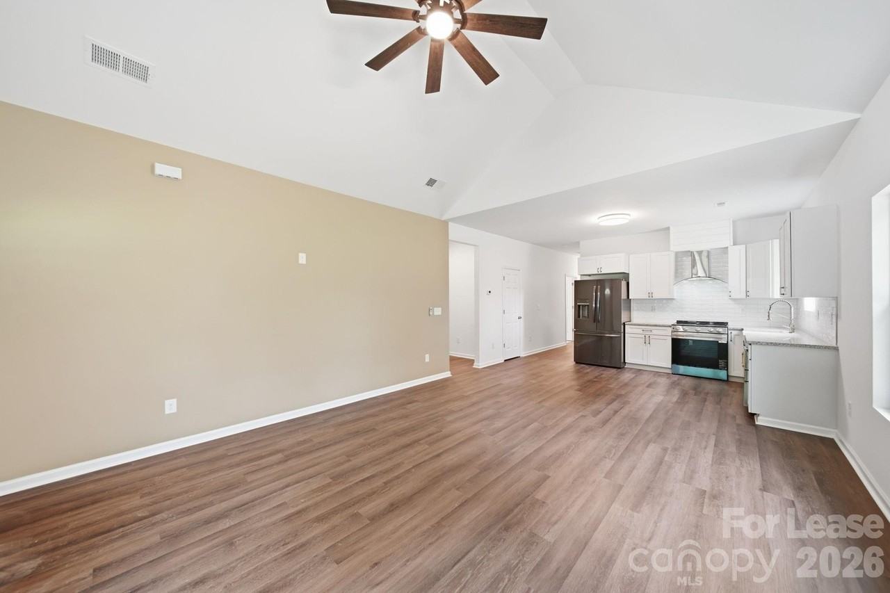 1533 S Battleground Ave - Photo 7 of 30