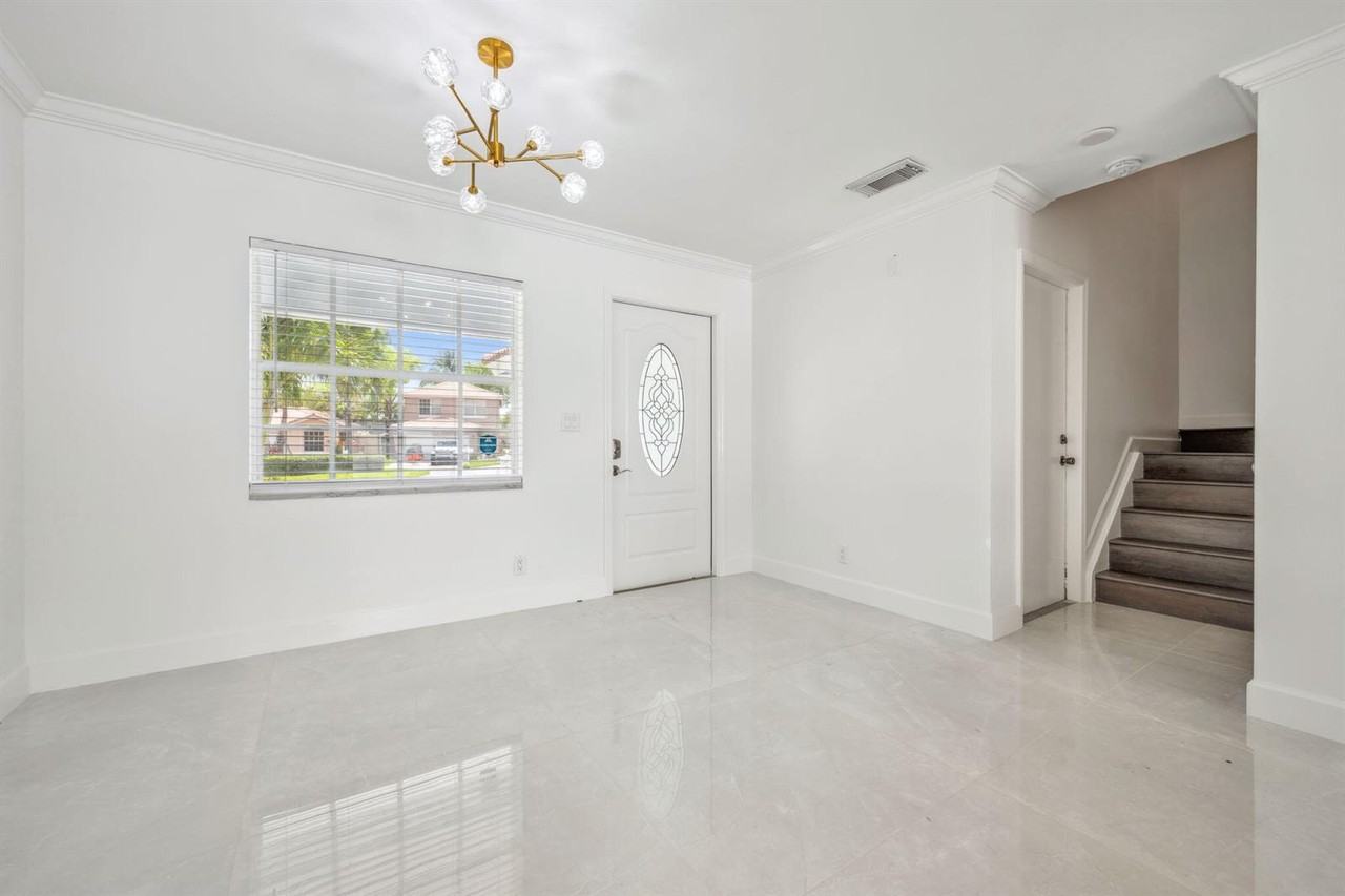 3460 Commodore Ct - Photo 5 of 8