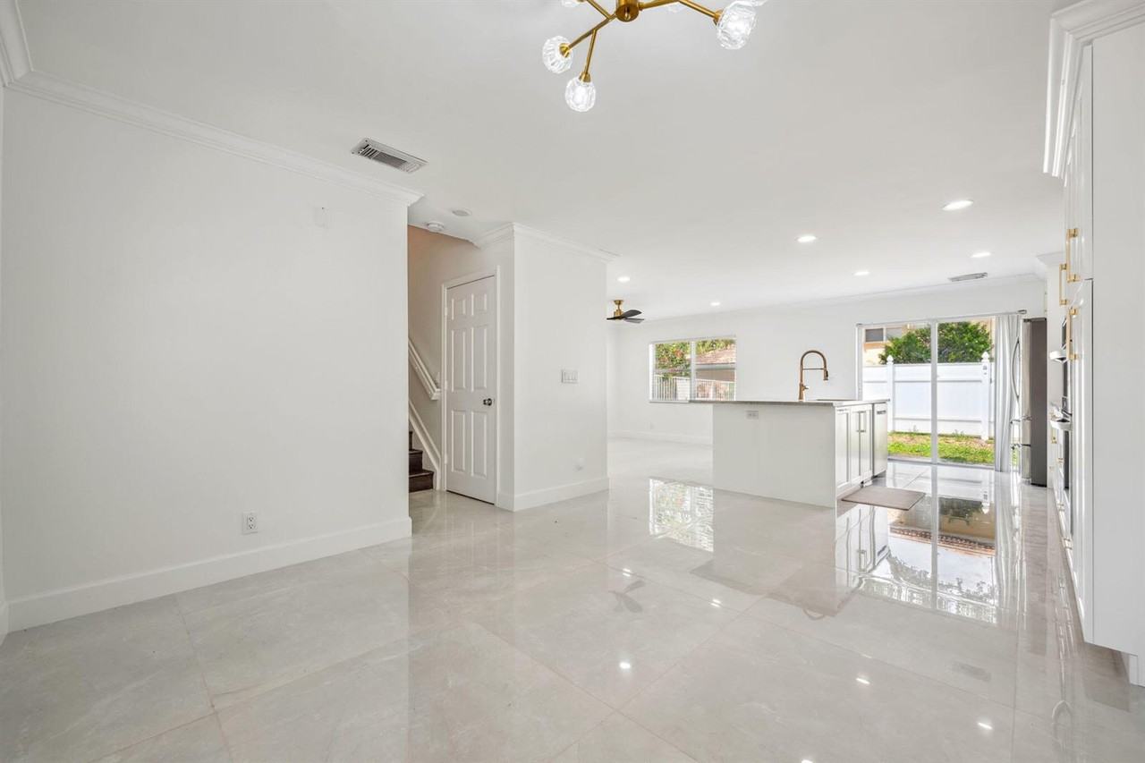 3460 Commodore Ct - Photo 6 of 8