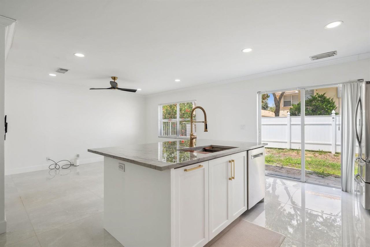 3460 Commodore Ct - Photo 7 of 8