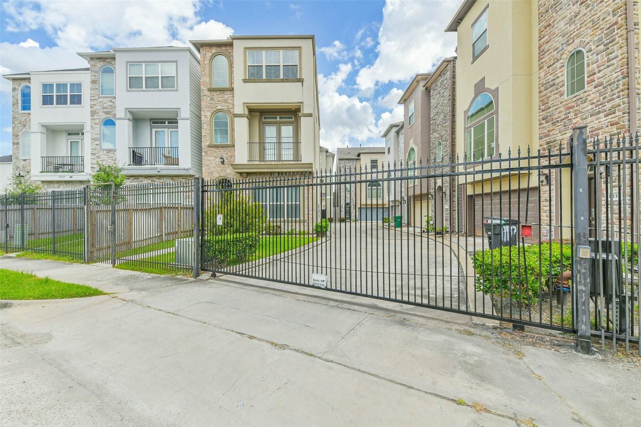 11115 Olympia Dr - Photo 3 of 35