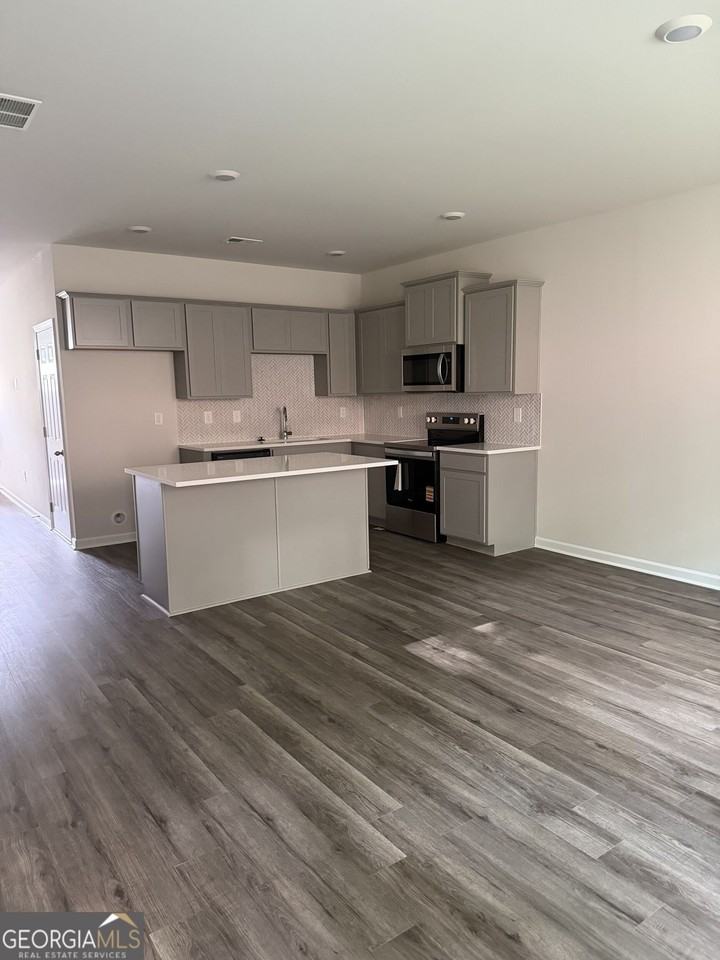 2064 Crossing Rd - Photo 2 of 8