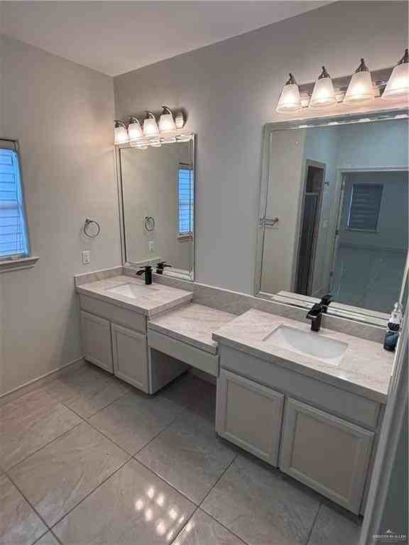 2004 N 45th St - Photo 3 of 12