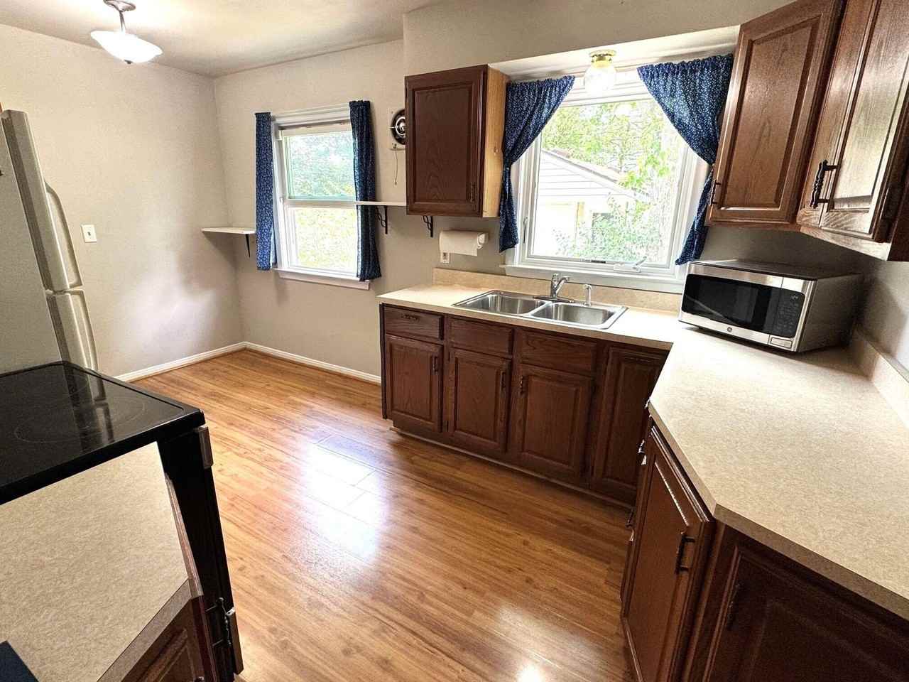907 Bruce St - Photo 4 of 20