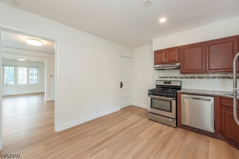 160 Bloomfield Ave #B - Photo 7 of 20