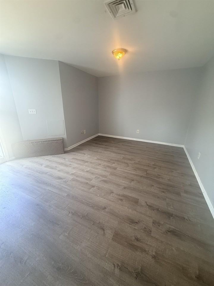 592 BRAMHALL AVE #1 - Photo 4 of 18