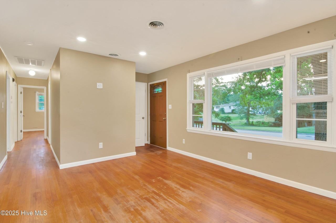 300 Long Acre Dr - Photo 3 of 19