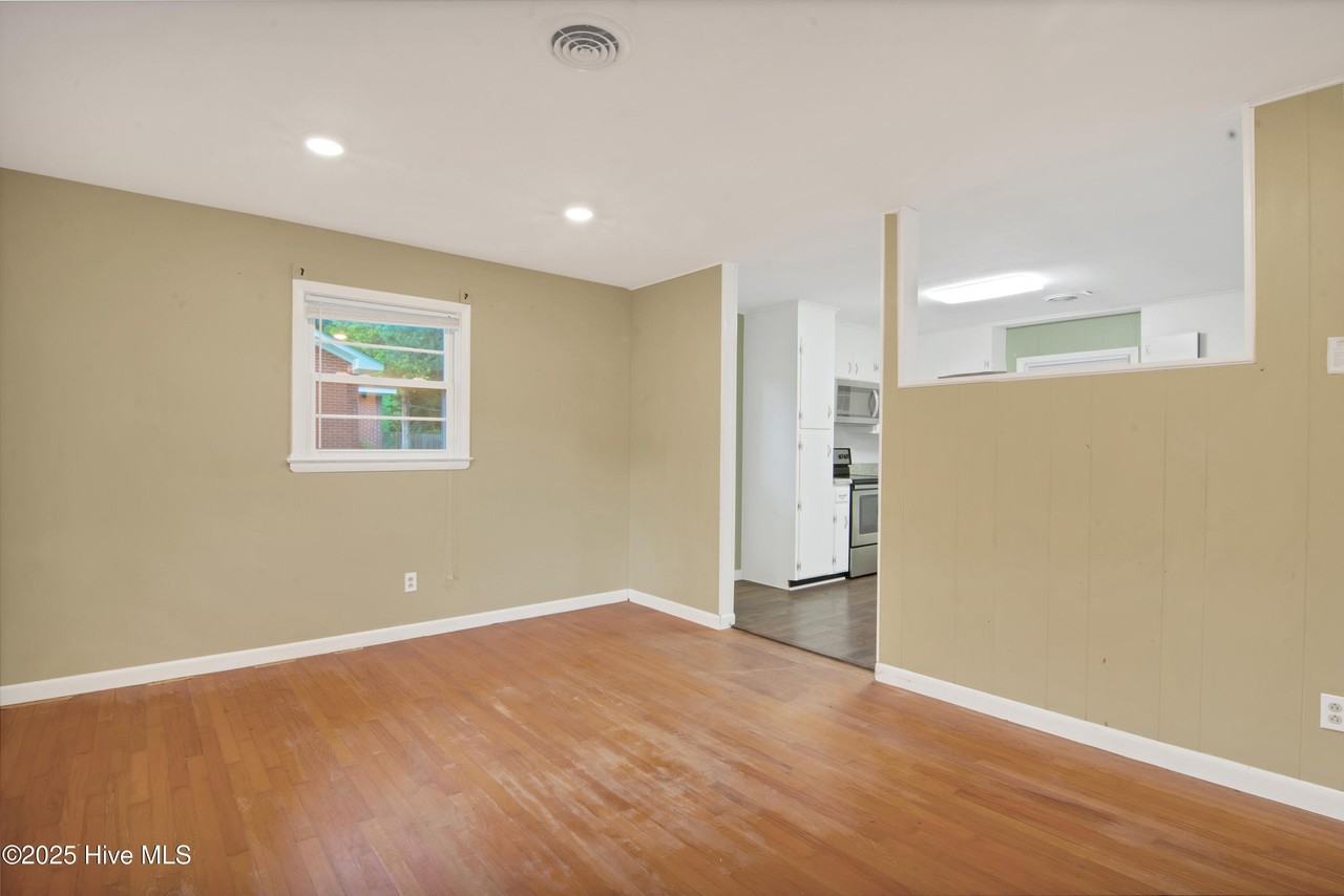 300 Long Acre Dr - Photo 4 of 19