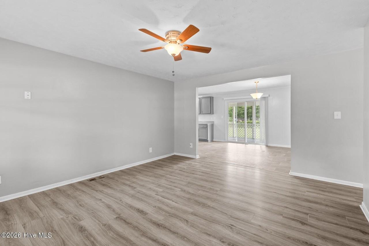 105 Valley Ct - Photo 2 of 20
