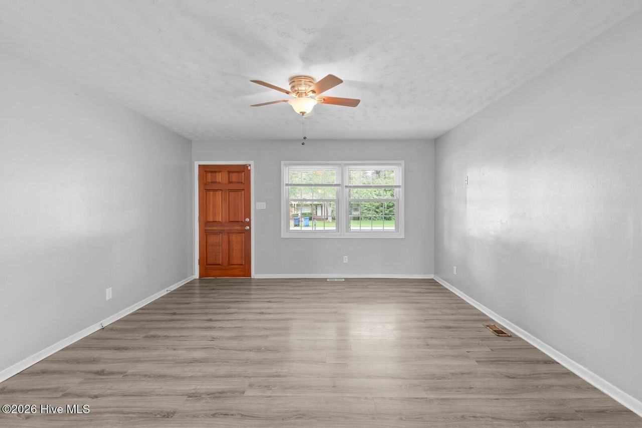 105 Valley Ct - Photo 3 of 20