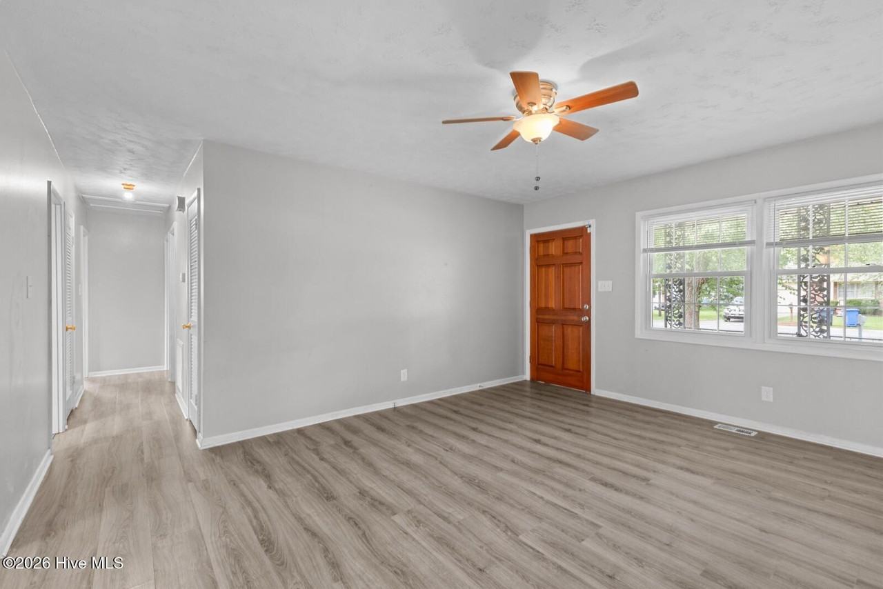 105 Valley Ct - Photo 4 of 20