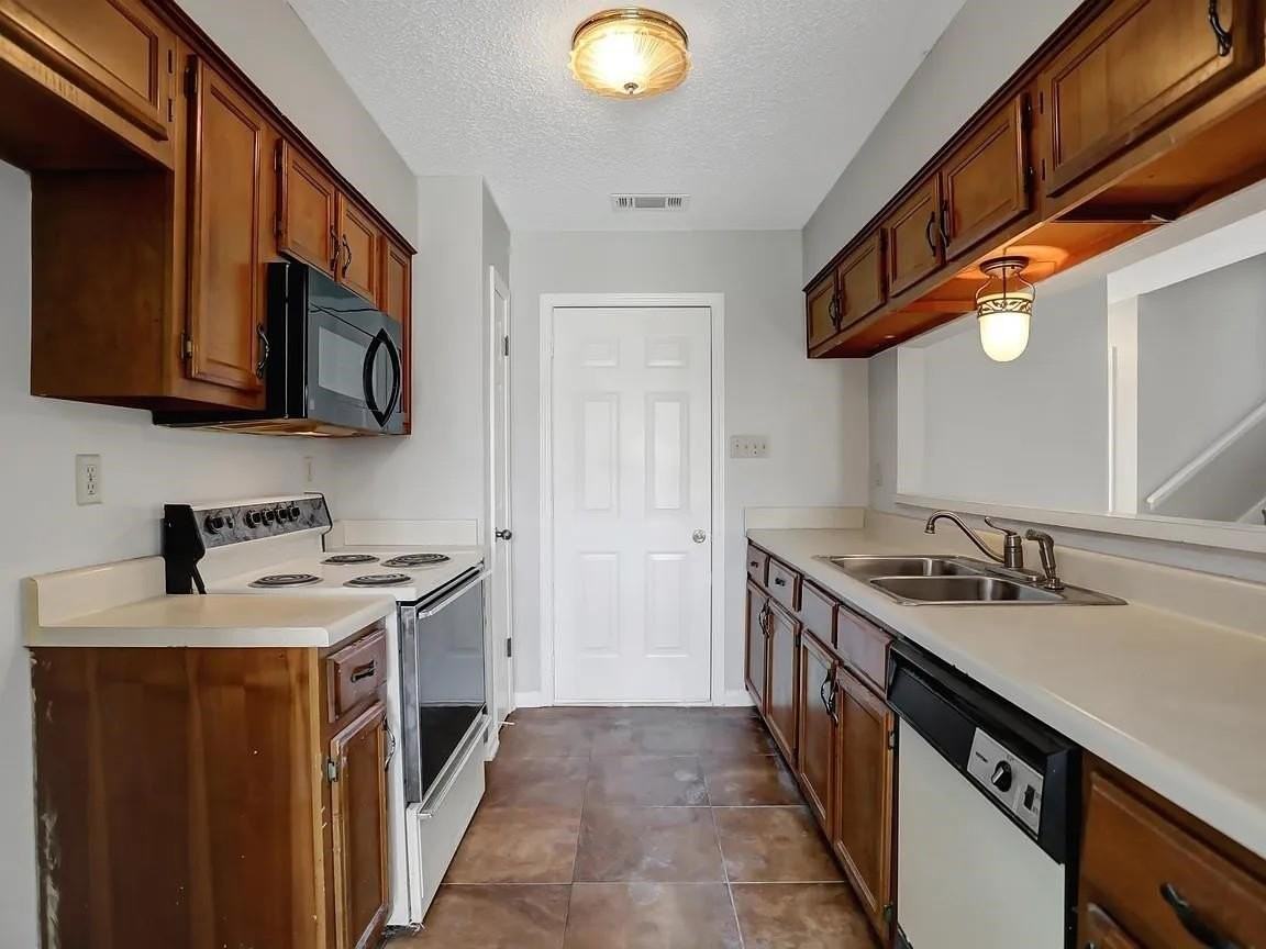 3621 Sunray Cv - Photo 2 of 8