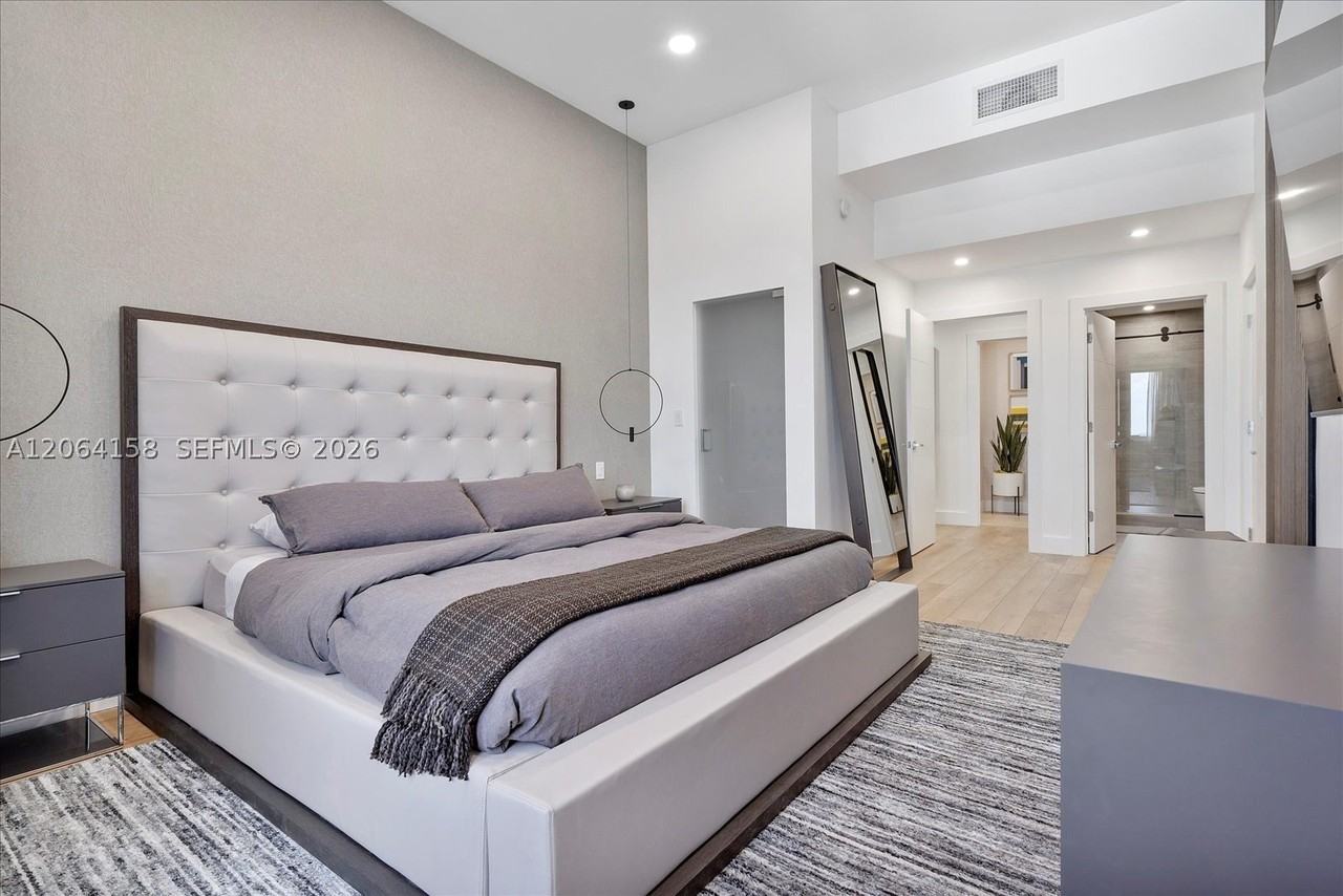 2301 Collins Ave #1633 - Photo 2 of 15