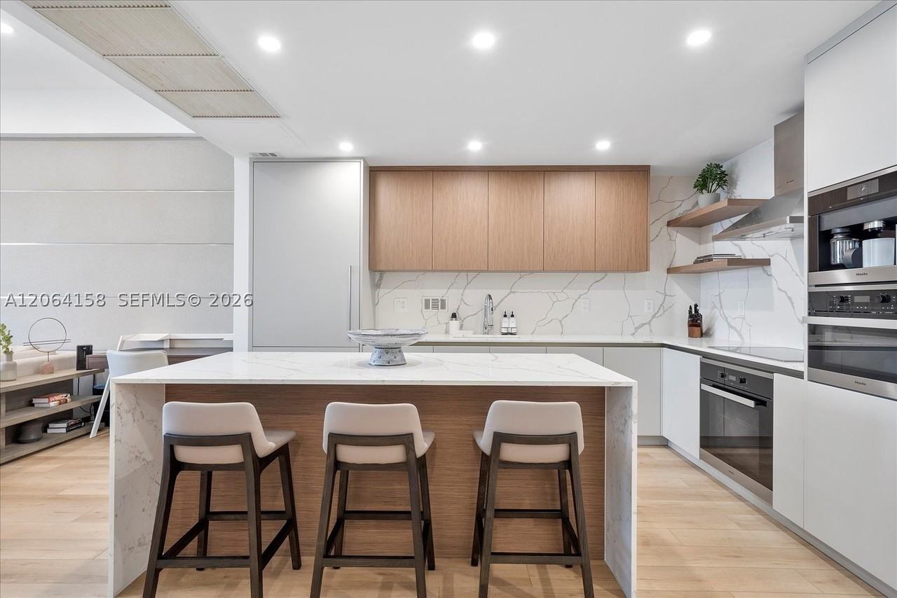 2301 Collins Ave #1633 - Photo 3 of 15