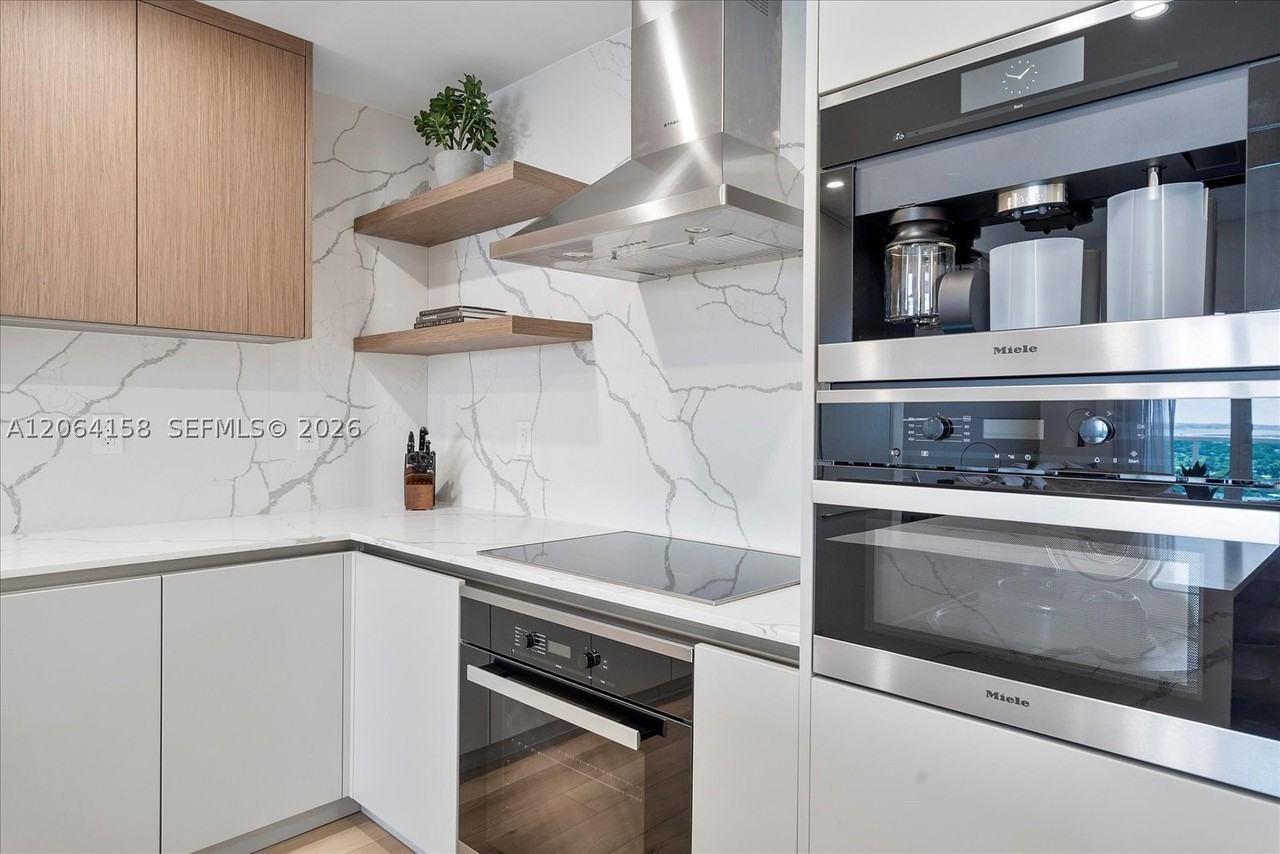2301 Collins Ave #1633 - Photo 4 of 15