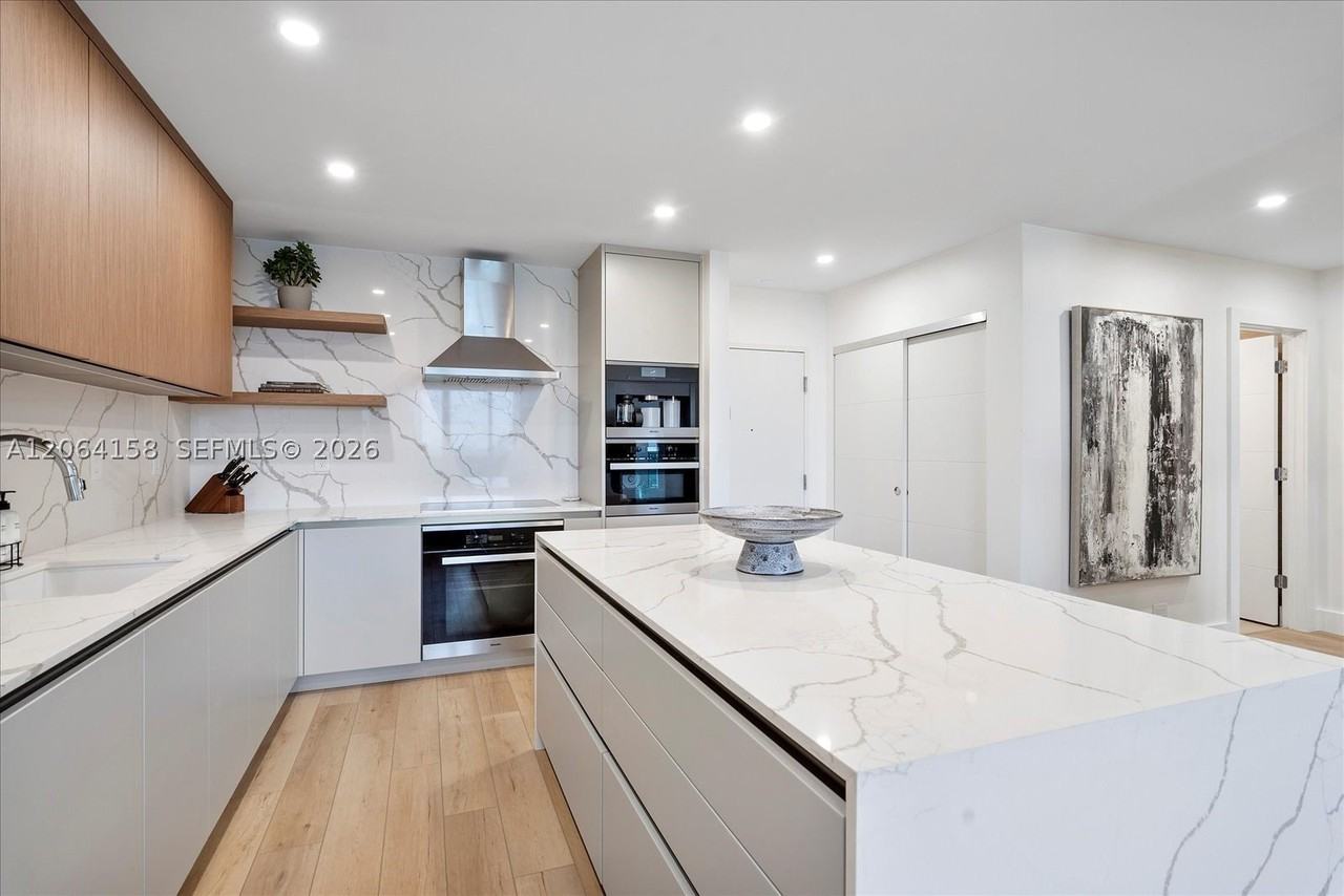 2301 Collins Ave #1633 - Photo 5 of 15