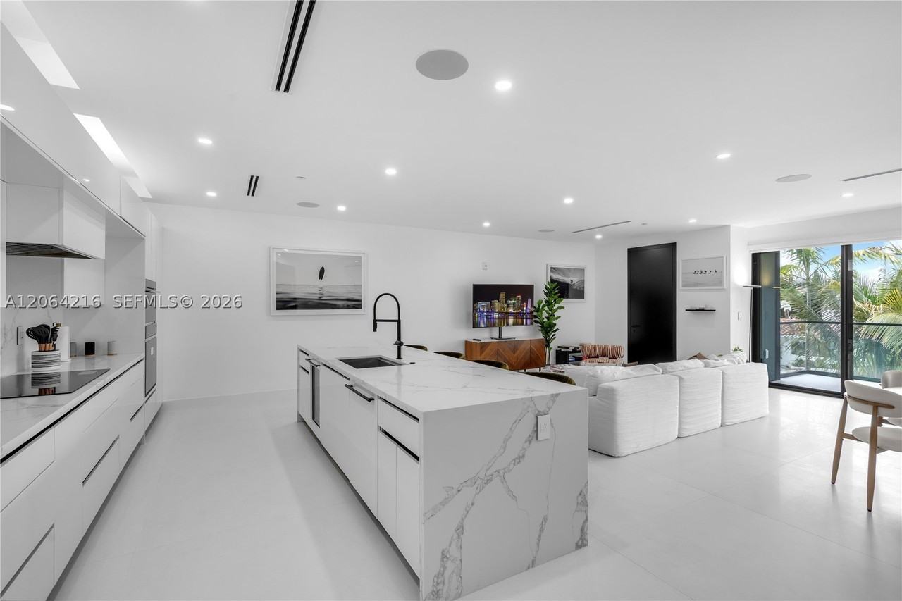 3228 Ne 7th St - Photo 2 of 44