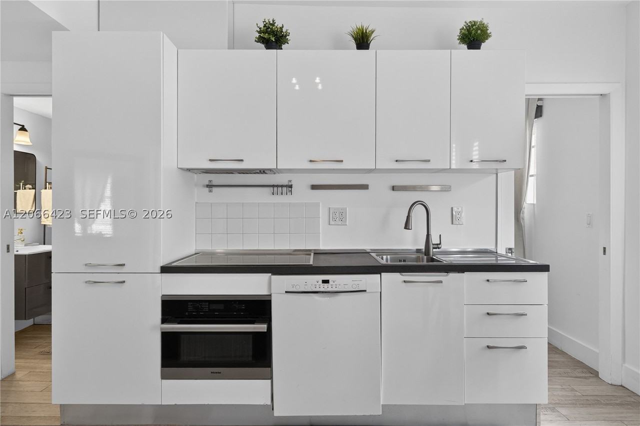 811 Jefferson Ave #204 - Photo 6 of 22