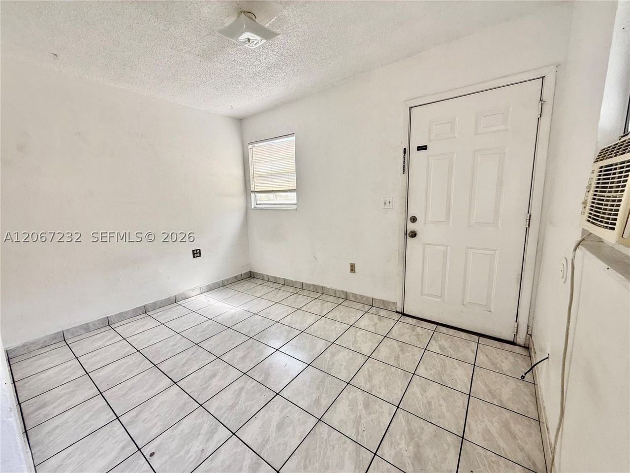 718 Sw 11th Ave #6 - Photo 3 of 7