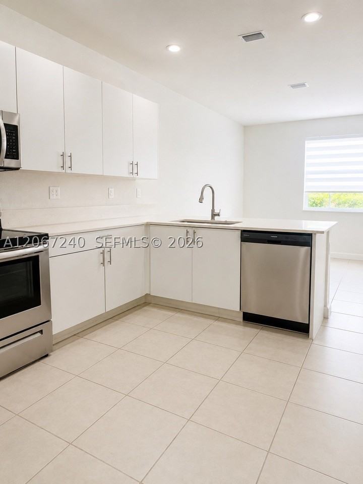 2639 Se 10th St #2639 - Photo 2 of 9