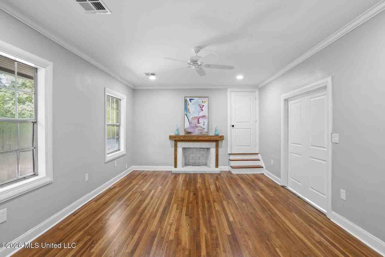 1112 Meadowbrook Rd - Photo 5 of 35