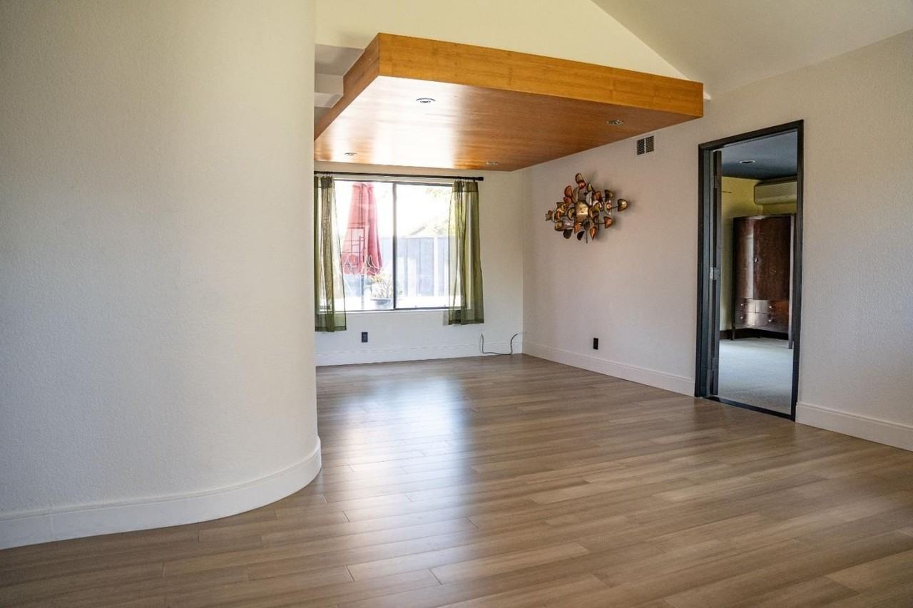 32811 Palmdale Ct - Photo 3 of 50