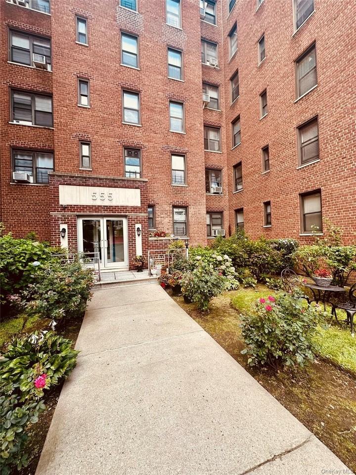 555 Mclean Ave #MM - Photo 4 of 9