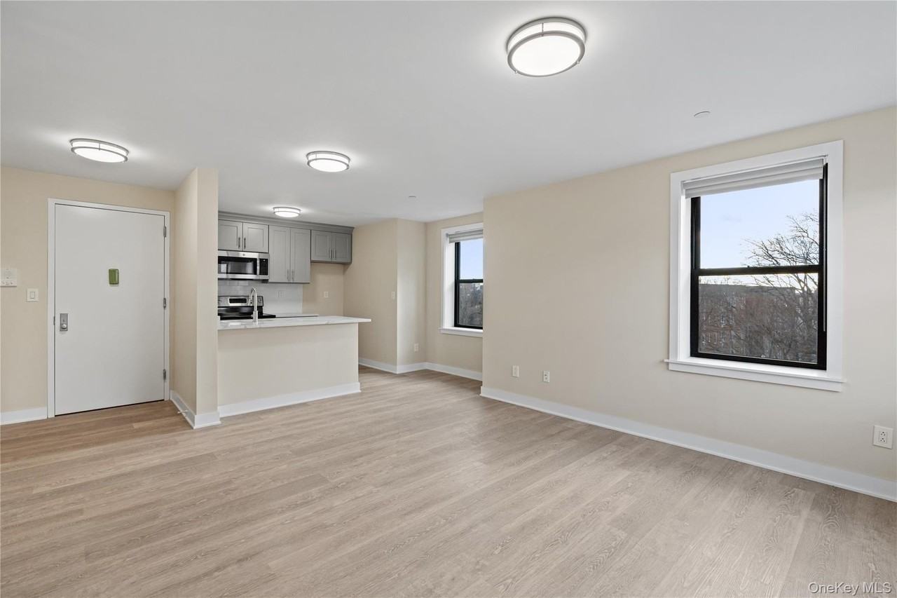 135 Wakefield Ave #401 - Photo 2 of 7