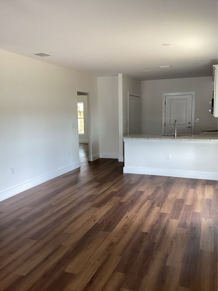 907 East 26th Avenue - Photo 4 of 9