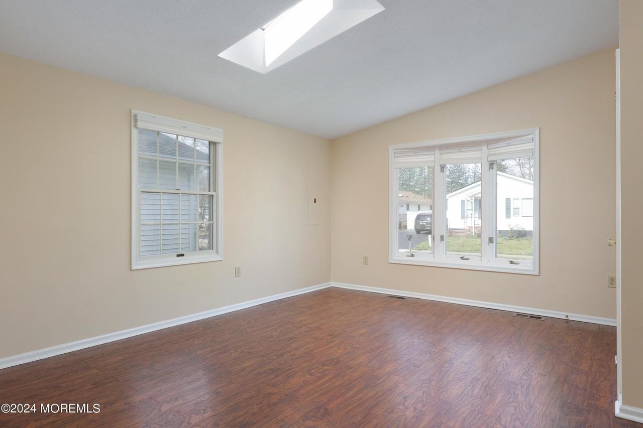 16 Pine Tree Ln - Photo 3 of 27