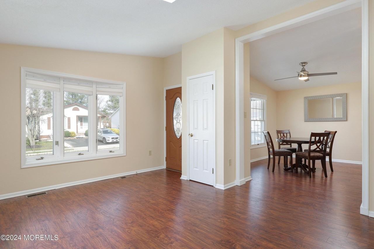 16 Pine Tree Ln - Photo 4 of 27