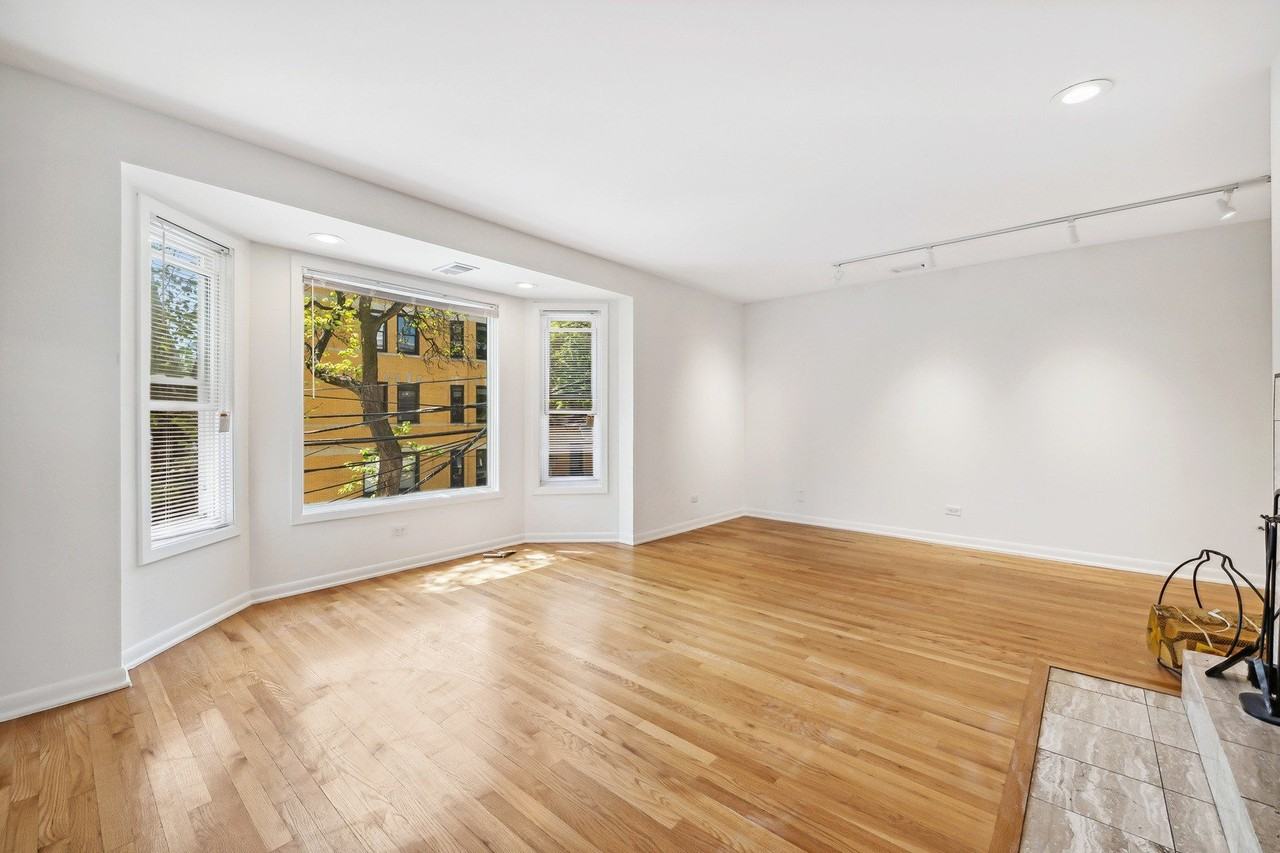 1948 W Byron St #2B - Photo 2 of 10