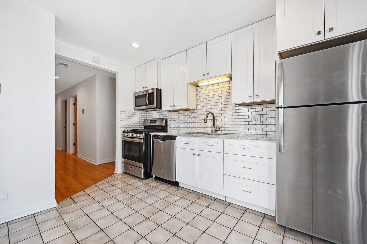 1948 W Byron St #2B - Photo 5 of 10