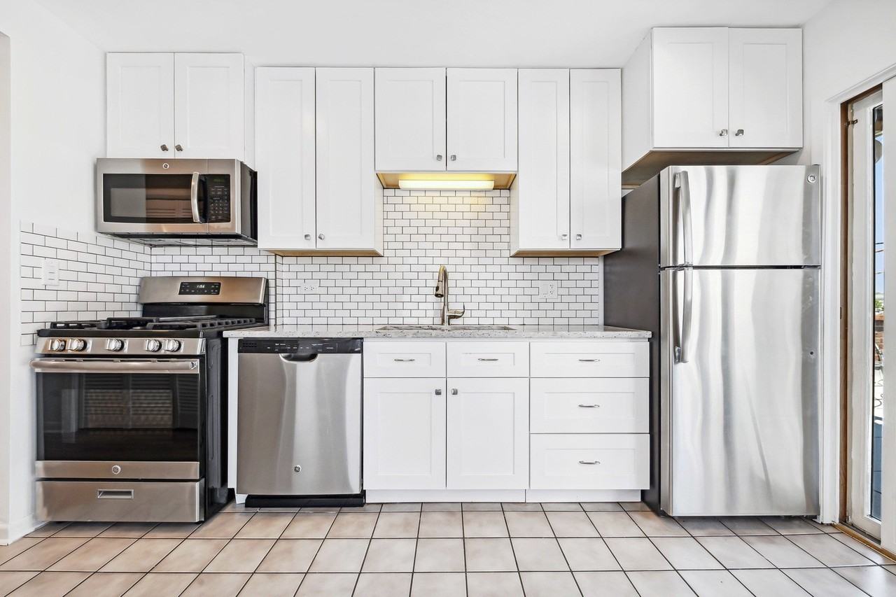 1948 W Byron St #2B - Photo 6 of 10
