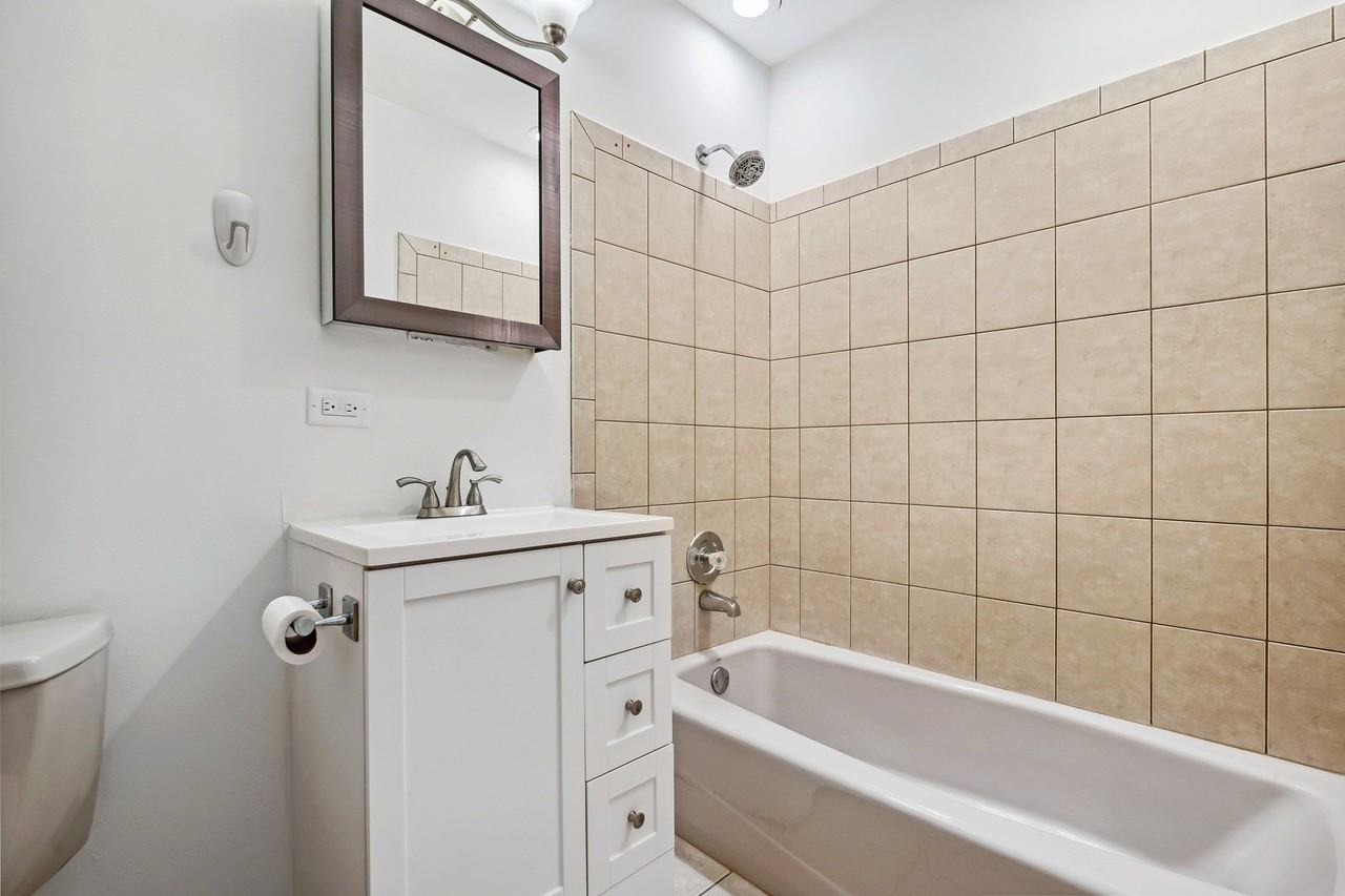 1948 W Byron St #2B - Photo 7 of 10