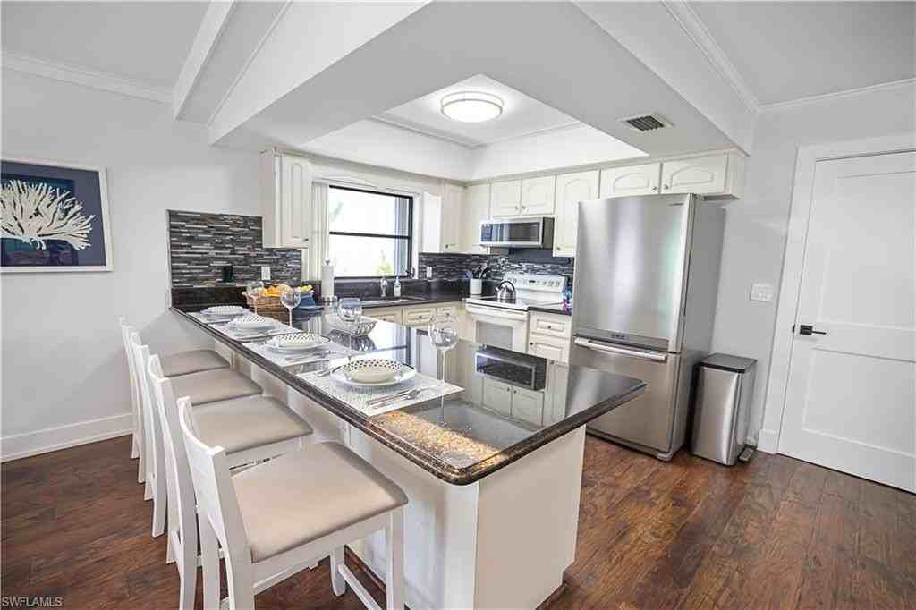682 95th Ave N - Photo 4 of 30