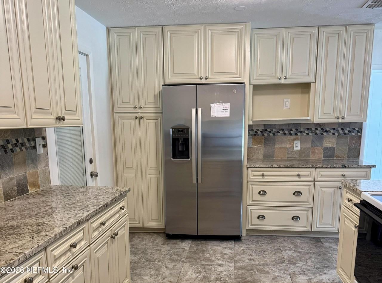 101 S Oakridge Ave - Photo 5 of 24