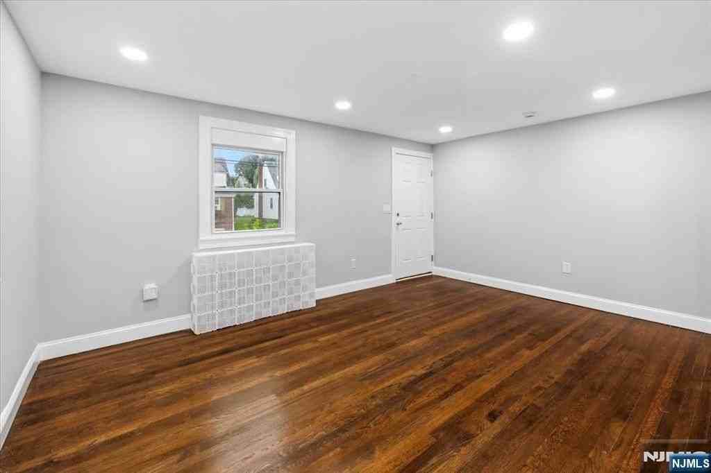 3-17 31st St - Photo 5 of 29