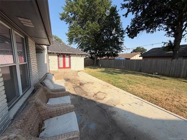 9814 E 37th Ct - Photo 2 of 18