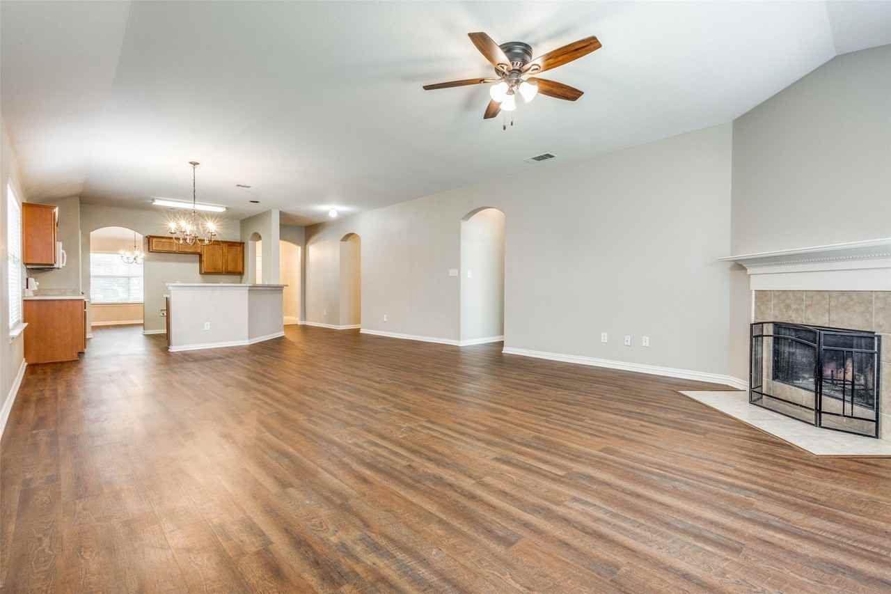 612 Cove Ct - Photo 2 of 12