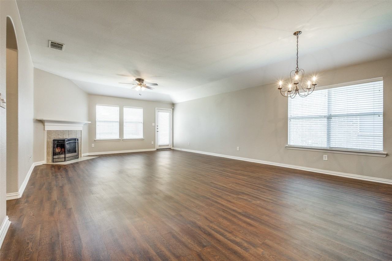 612 Cove Ct - Photo 3 of 12