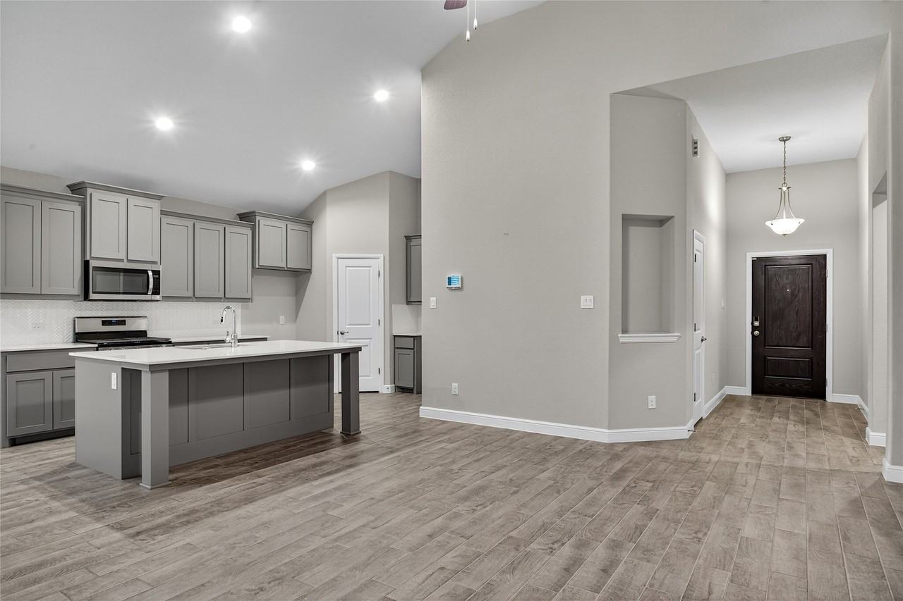 5401 Cypress Point Dr - Photo 3 of 14