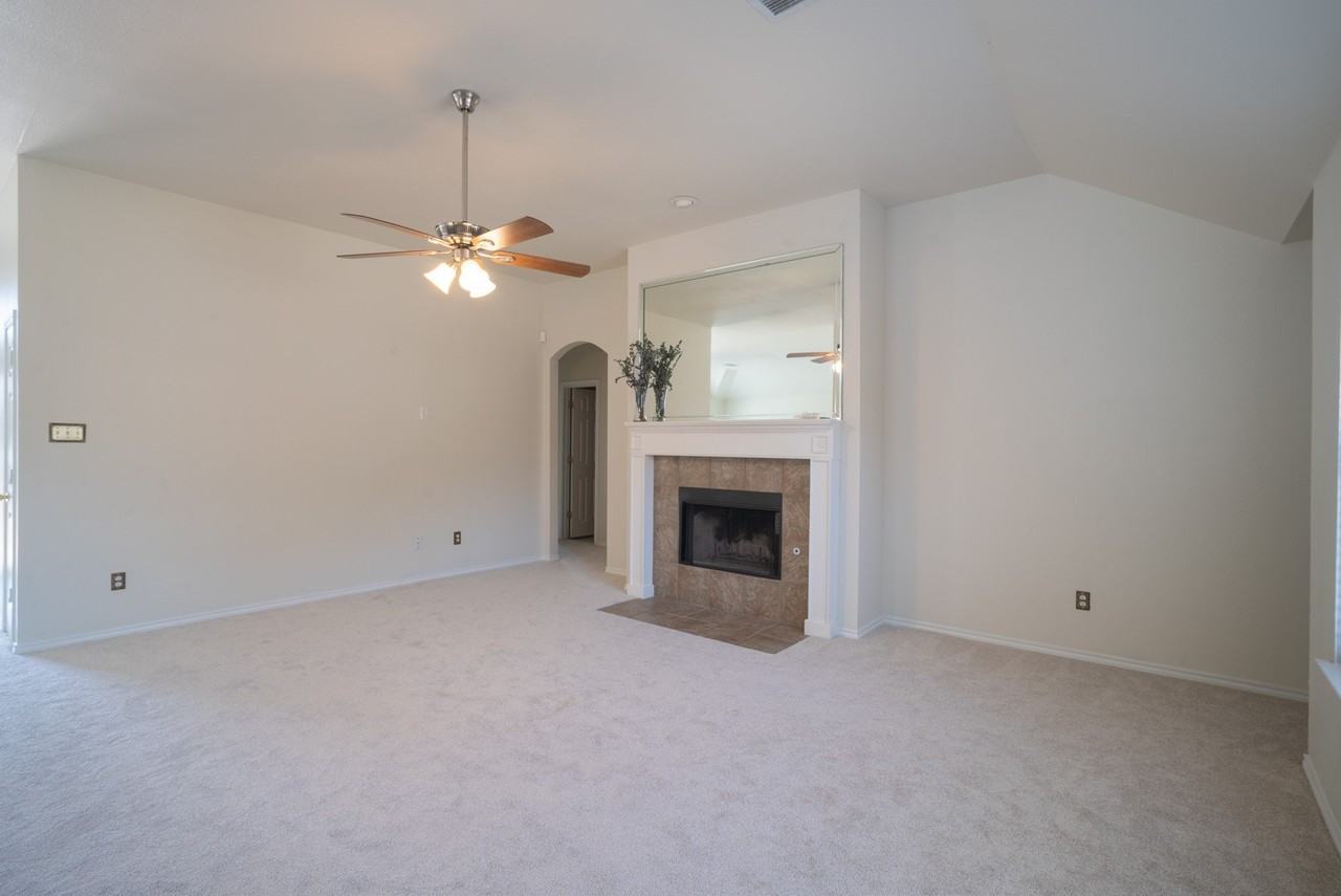 1110 Hampshire Ln - Photo 3 of 25
