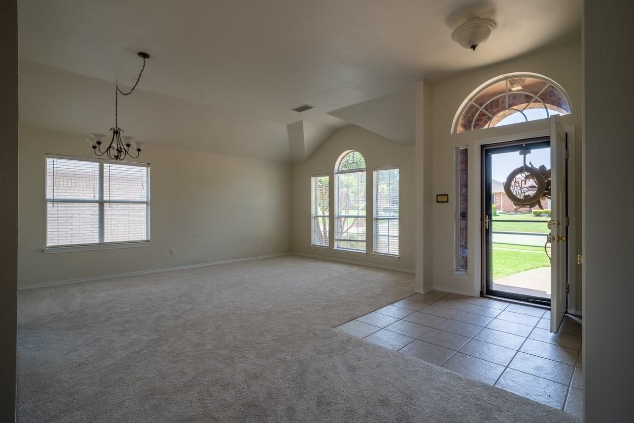 1110 Hampshire Ln - Photo 4 of 25