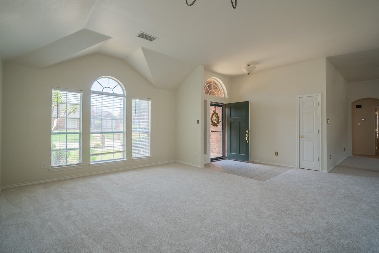1110 Hampshire Ln - Photo 5 of 25